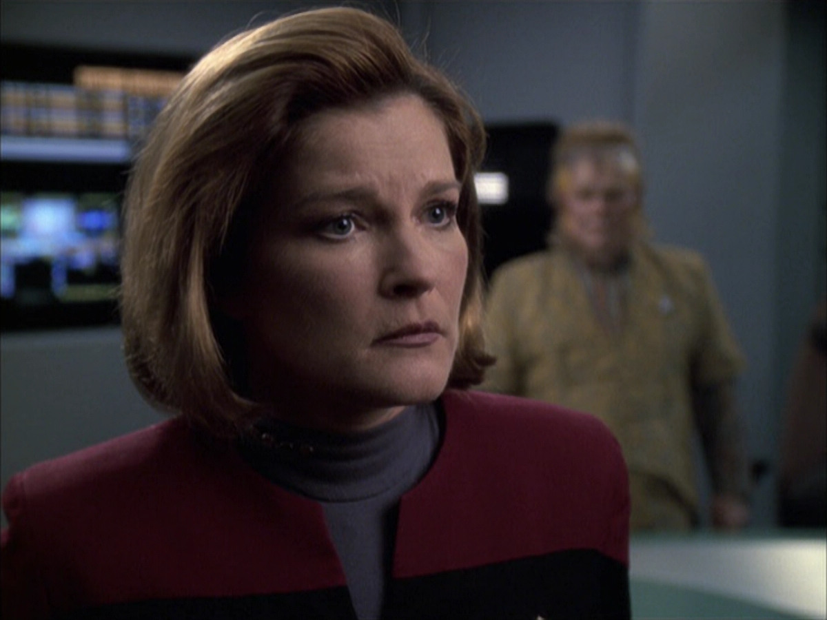 extant_StarTrek_VOY_6x14-Memorial_01925.jpg