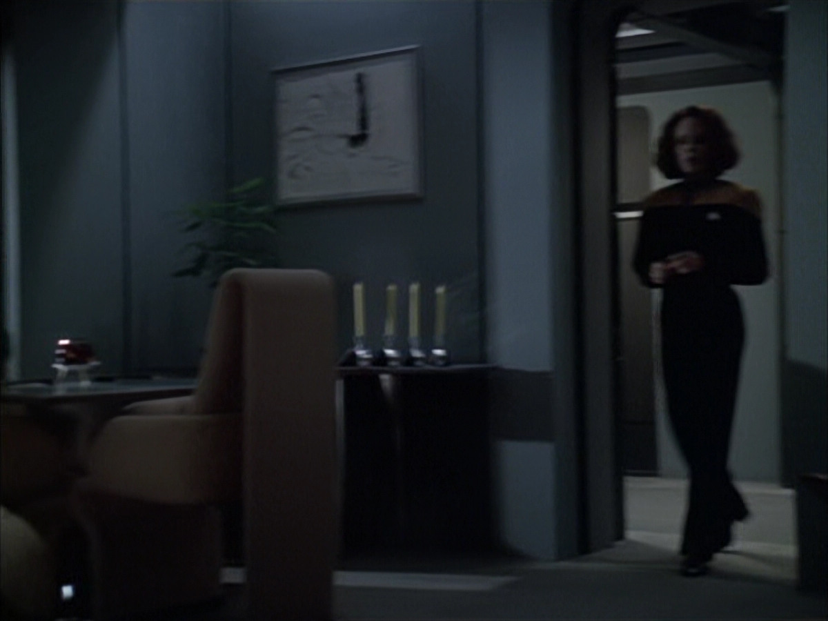 extant_StarTrek_VOY_6x14-Memorial_01959.jpg