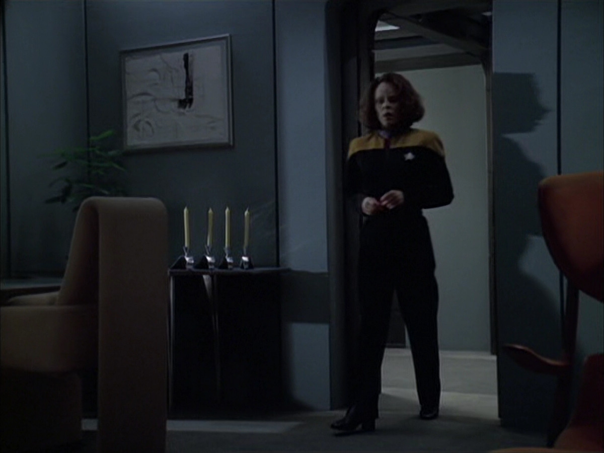 extant_StarTrek_VOY_6x14-Memorial_01960.jpg