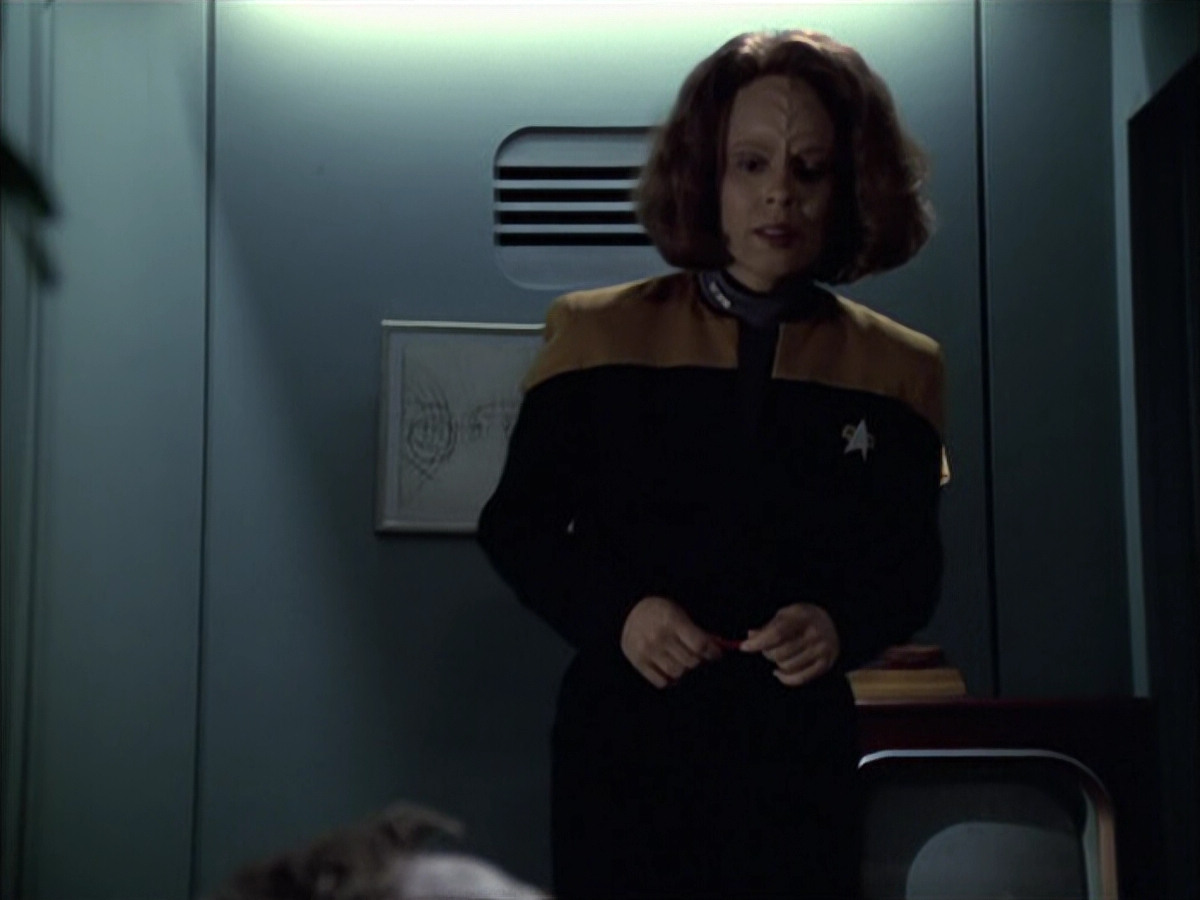 extant_StarTrek_VOY_6x14-Memorial_01969.jpg