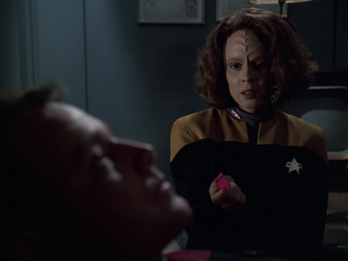 extant_StarTrek_VOY_6x14-Memorial_01998.jpg