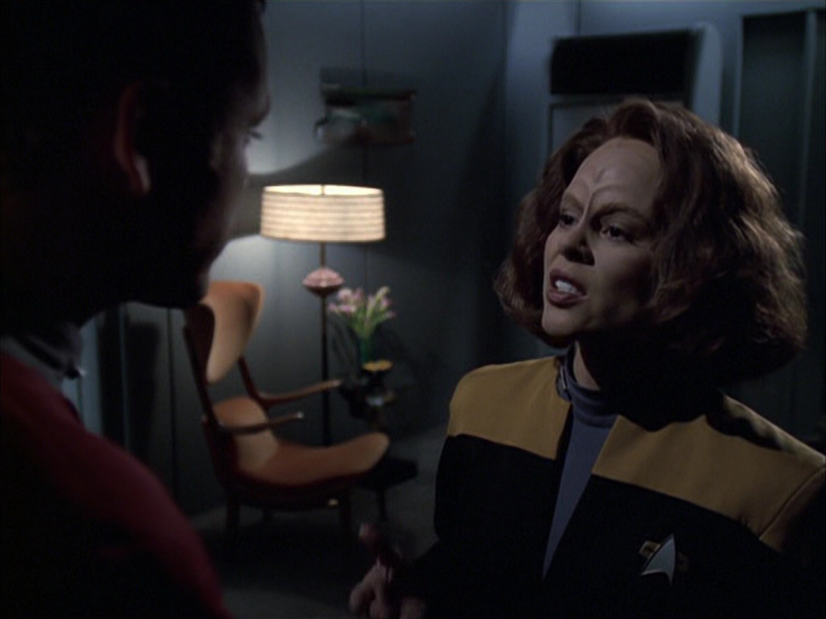 extant_StarTrek_VOY_6x14-Memorial_02063.jpg