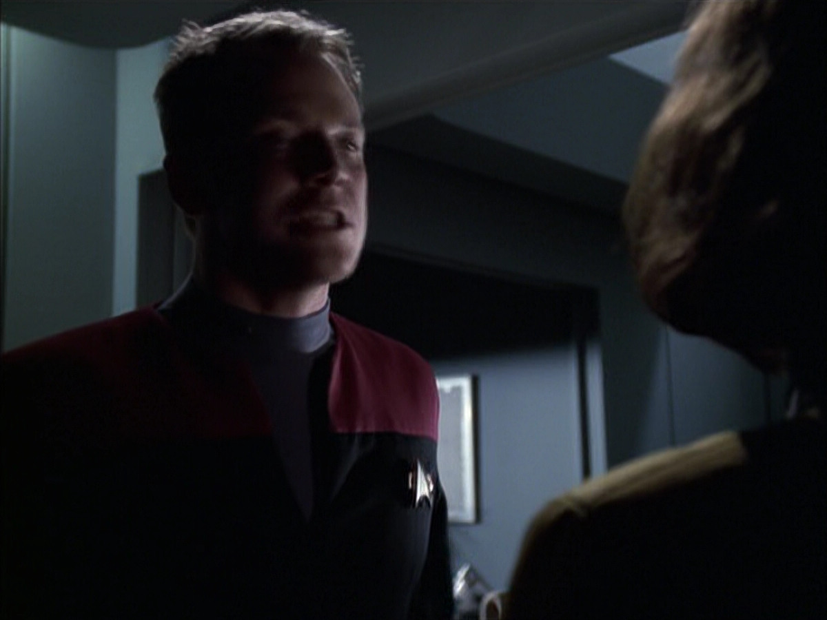 extant_StarTrek_VOY_6x14-Memorial_02065.jpg