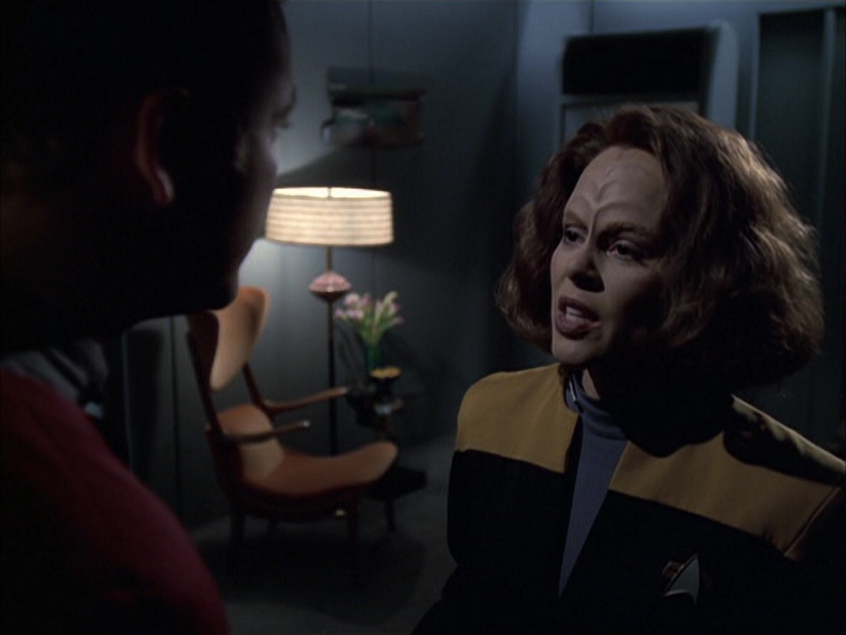extant_StarTrek_VOY_6x14-Memorial_02071.jpg