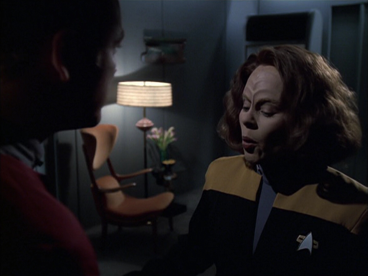 extant_StarTrek_VOY_6x14-Memorial_02076.jpg