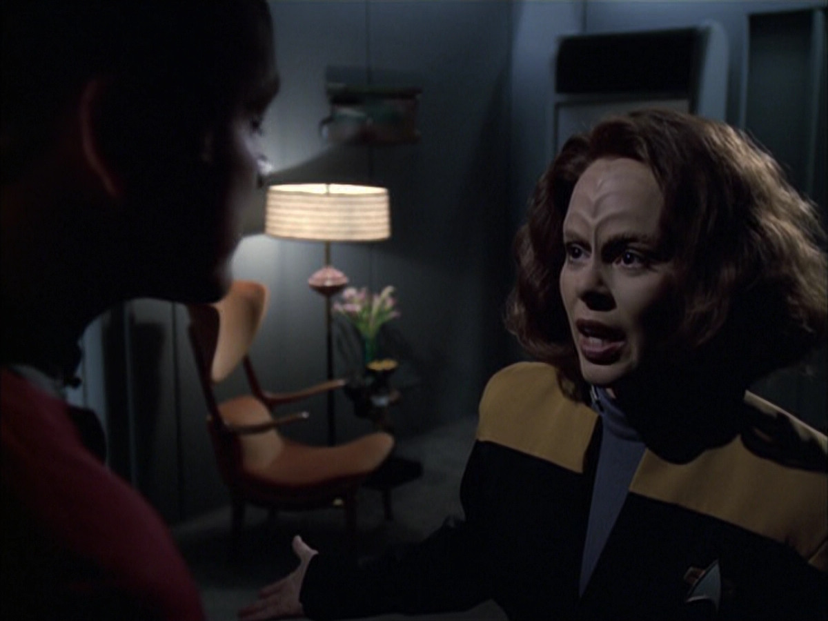 extant_StarTrek_VOY_6x14-Memorial_02078.jpg