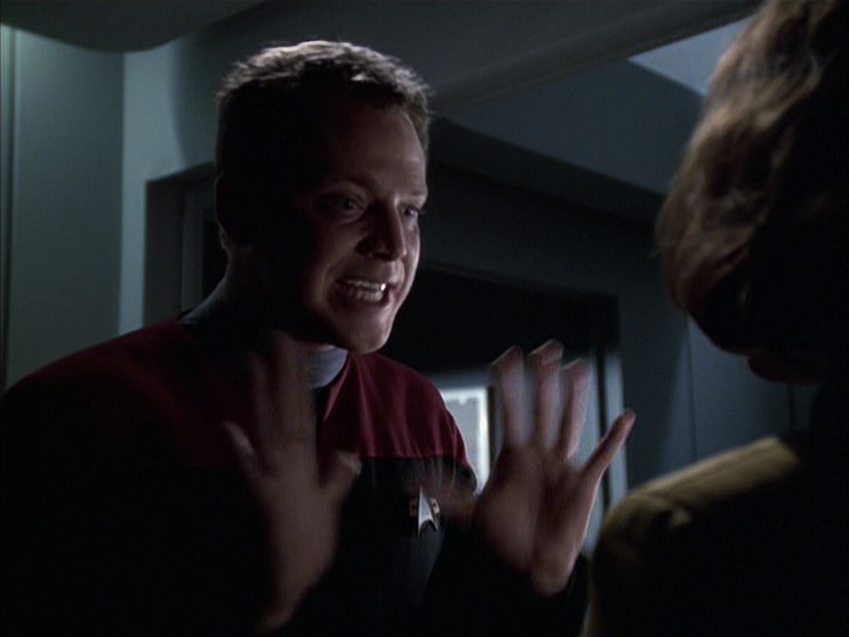 extant_StarTrek_VOY_6x14-Memorial_02093.jpg