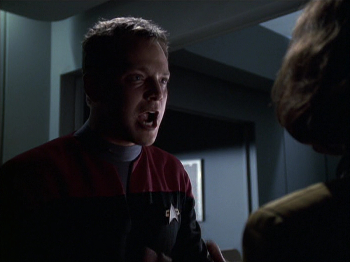 extant_StarTrek_VOY_6x14-Memorial_02094.jpg