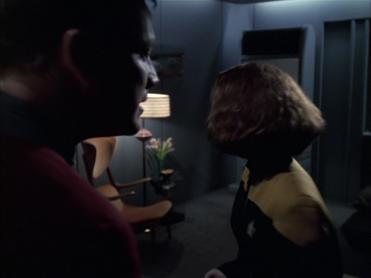 extant_StarTrek_VOY_6x14-Memorial_02099.jpg