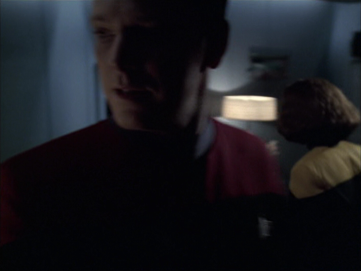 extant_StarTrek_VOY_6x14-Memorial_02100.jpg