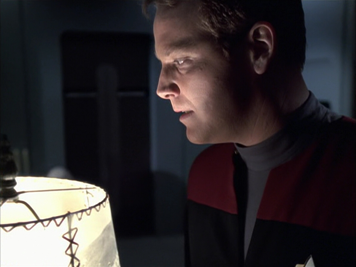 extant_StarTrek_VOY_6x14-Memorial_02102.jpg