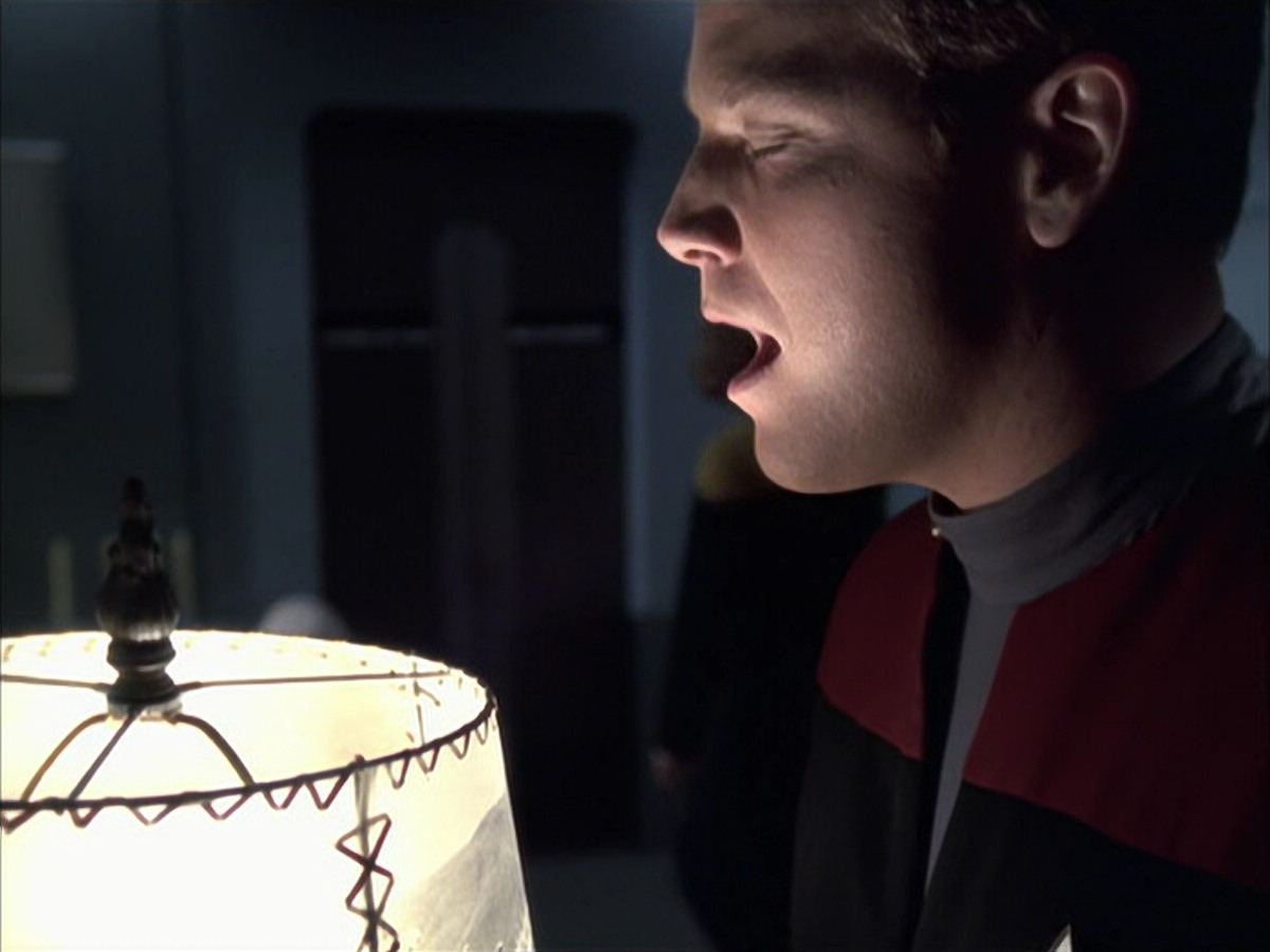 extant_StarTrek_VOY_6x14-Memorial_02103.jpg
