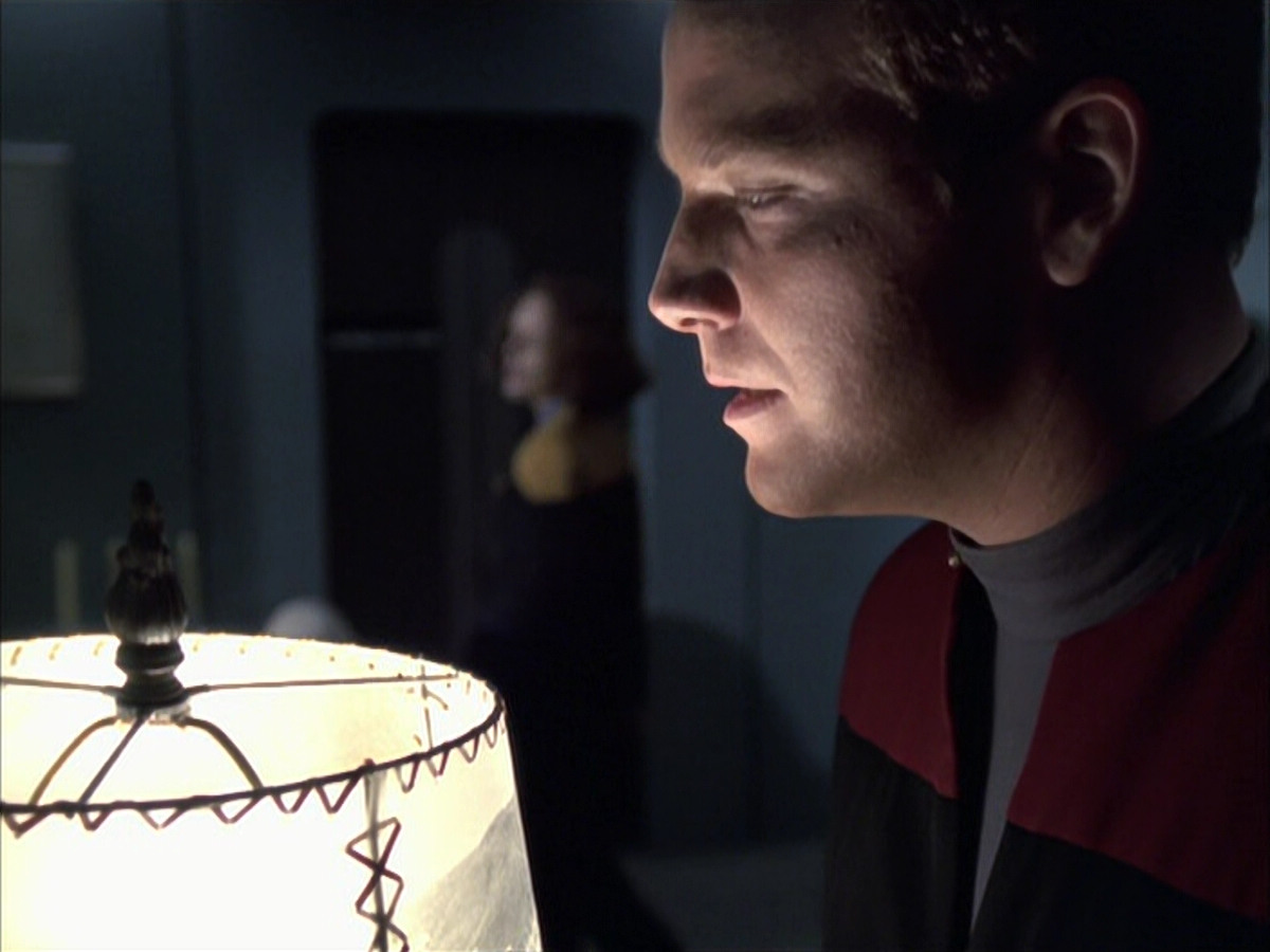 extant_StarTrek_VOY_6x14-Memorial_02104.jpg