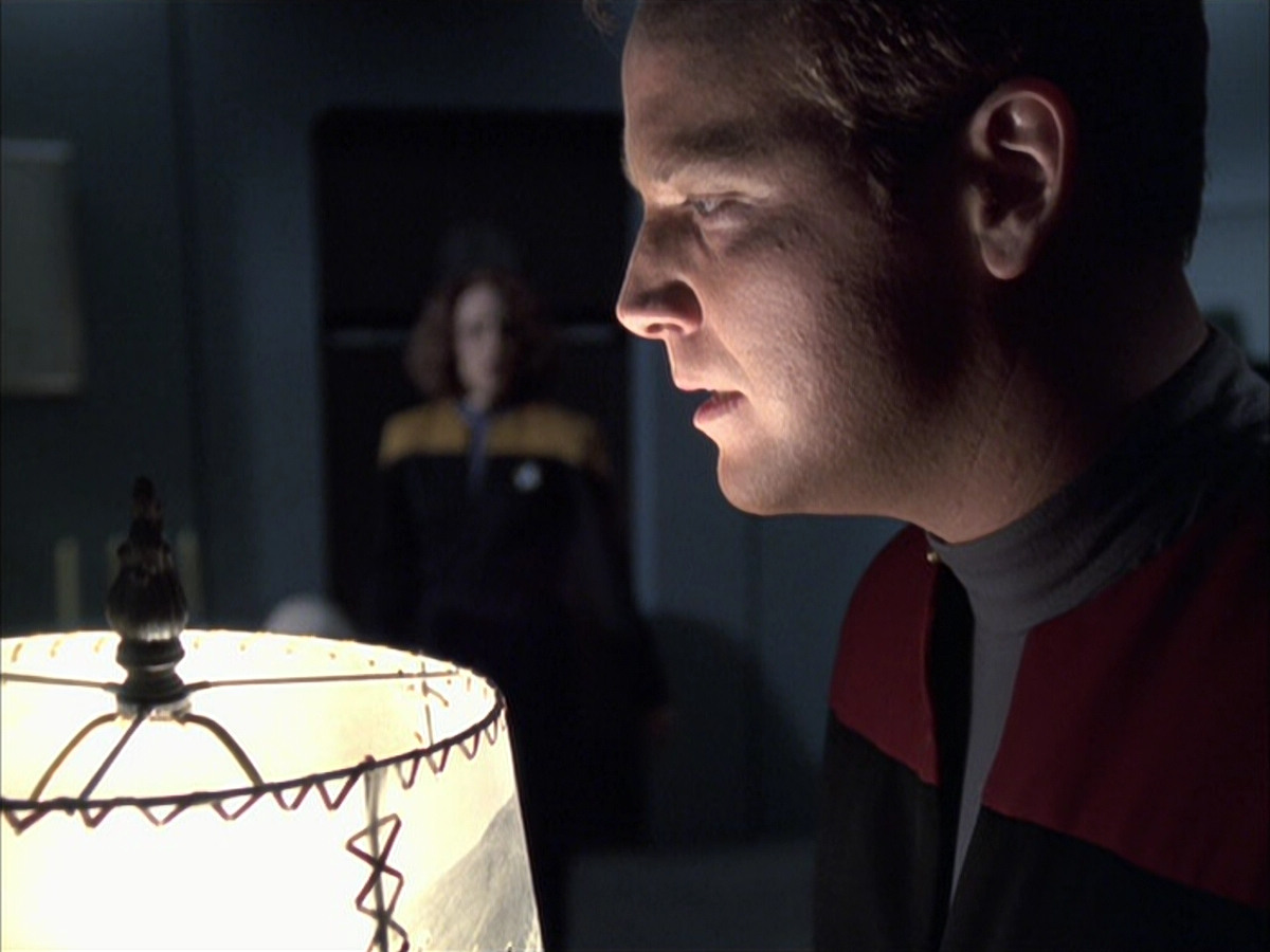 extant_StarTrek_VOY_6x14-Memorial_02105.jpg