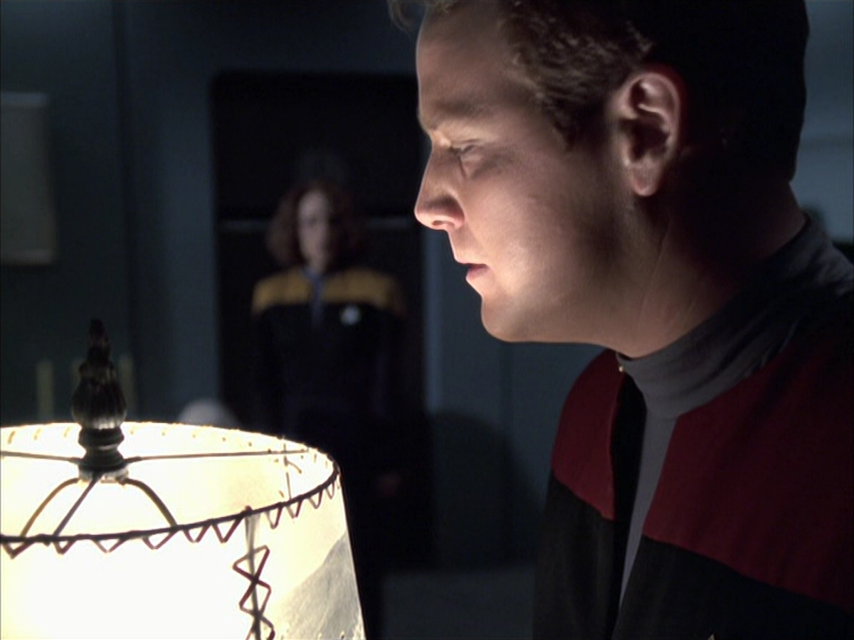 extant_StarTrek_VOY_6x14-Memorial_02106.jpg
