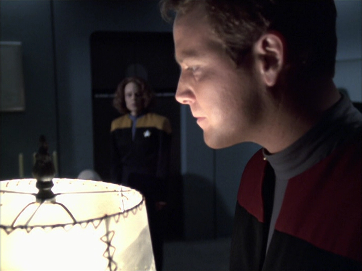 extant_StarTrek_VOY_6x14-Memorial_02107.jpg