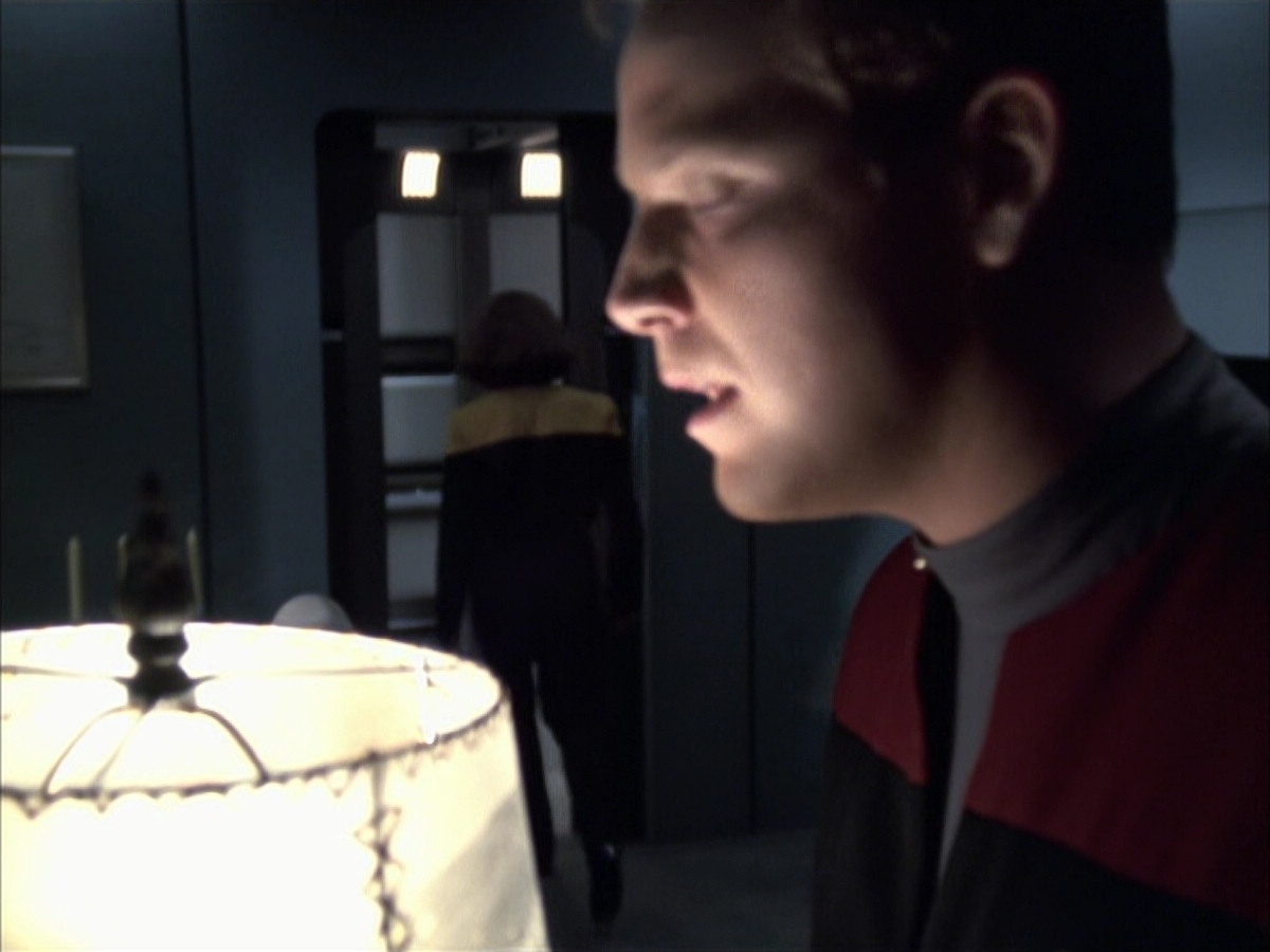 extant_StarTrek_VOY_6x14-Memorial_02111.jpg