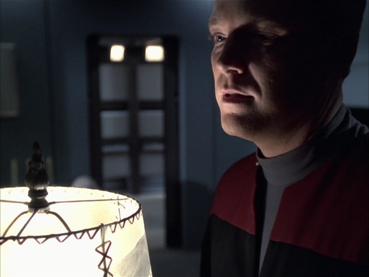 extant_StarTrek_VOY_6x14-Memorial_02113.jpg