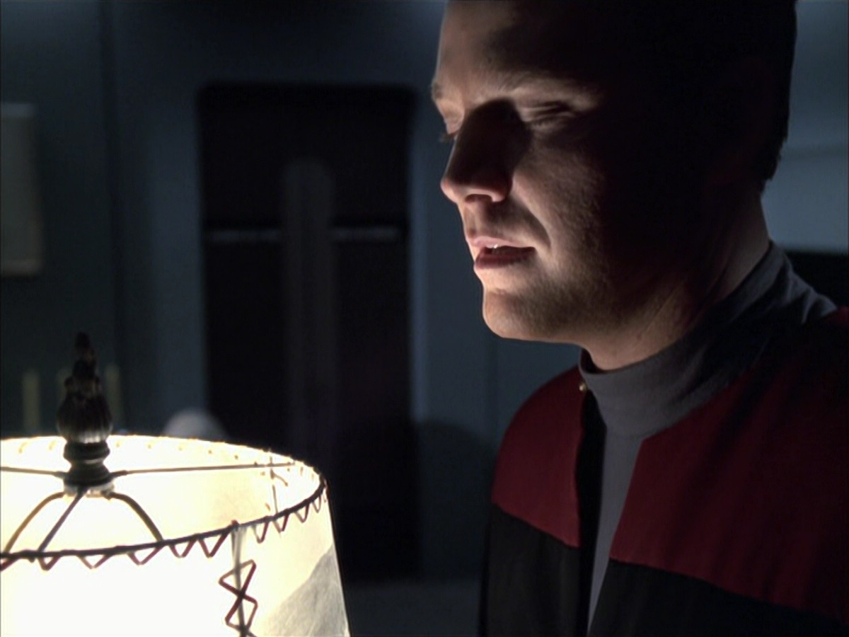extant_StarTrek_VOY_6x14-Memorial_02116.jpg