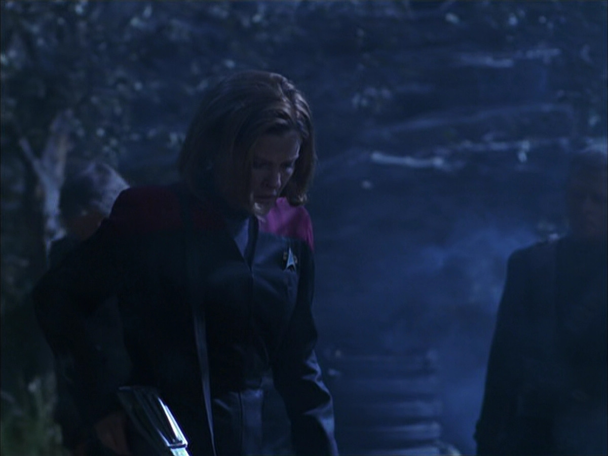 extant_StarTrek_VOY_6x14-Memorial_02215.jpg