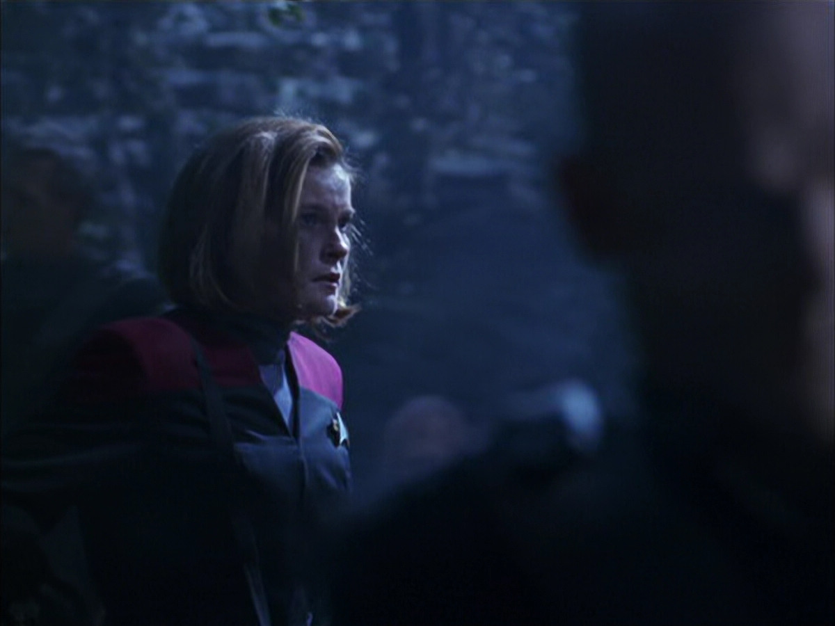 extant_StarTrek_VOY_6x14-Memorial_02220.jpg