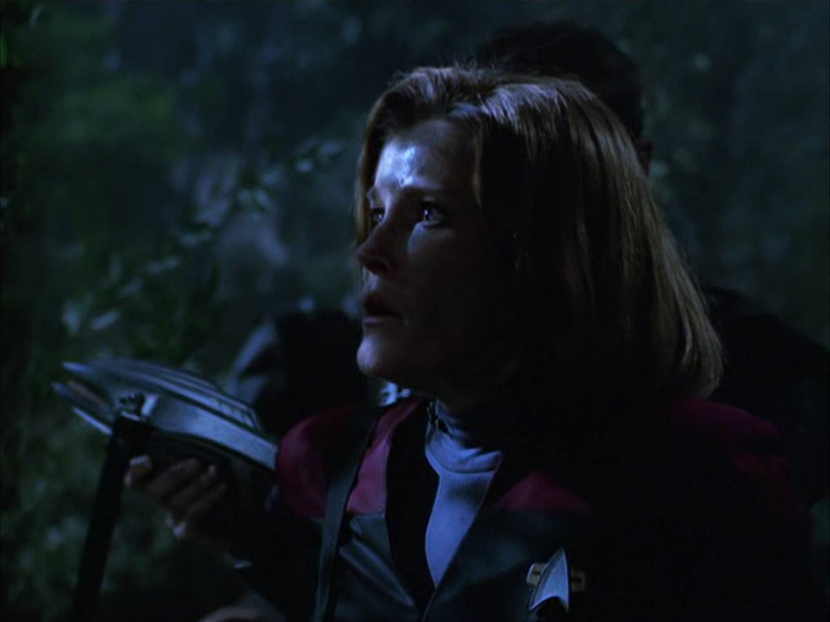 extant_StarTrek_VOY_6x14-Memorial_02257.jpg