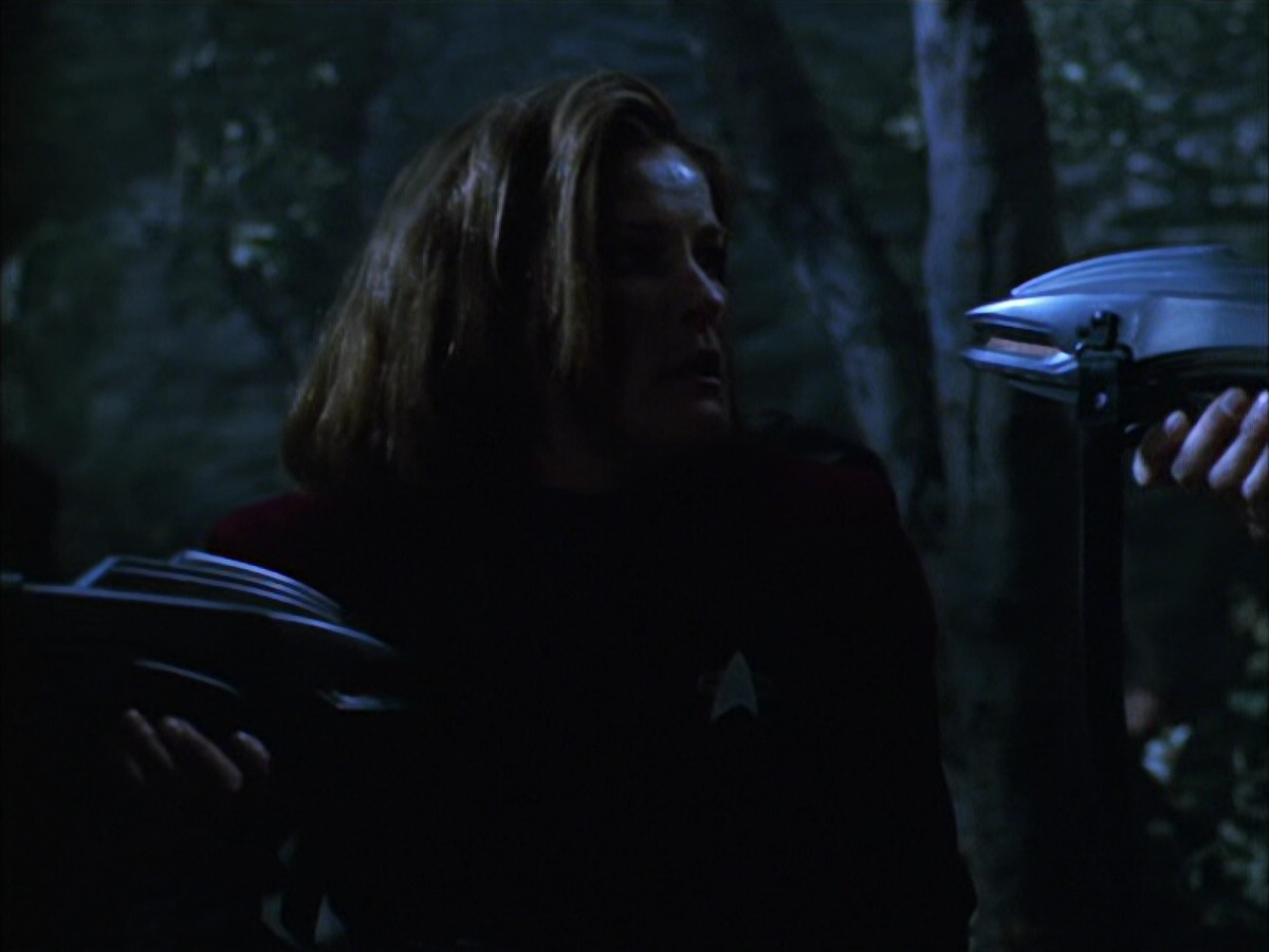 extant_StarTrek_VOY_6x14-Memorial_02288.jpg