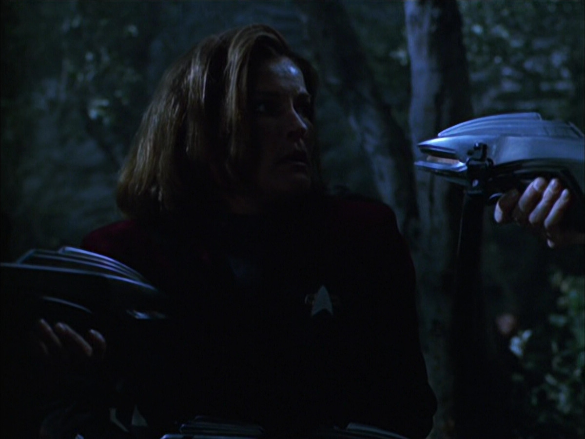 extant_StarTrek_VOY_6x14-Memorial_02289.jpg