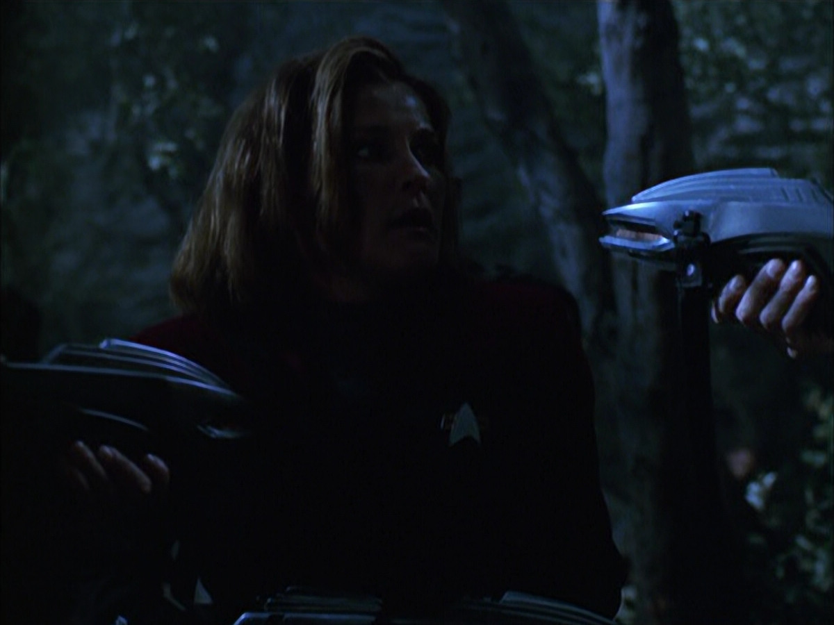 extant_StarTrek_VOY_6x14-Memorial_02290.jpg