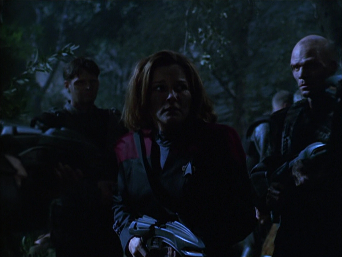 extant_StarTrek_VOY_6x14-Memorial_02296.jpg
