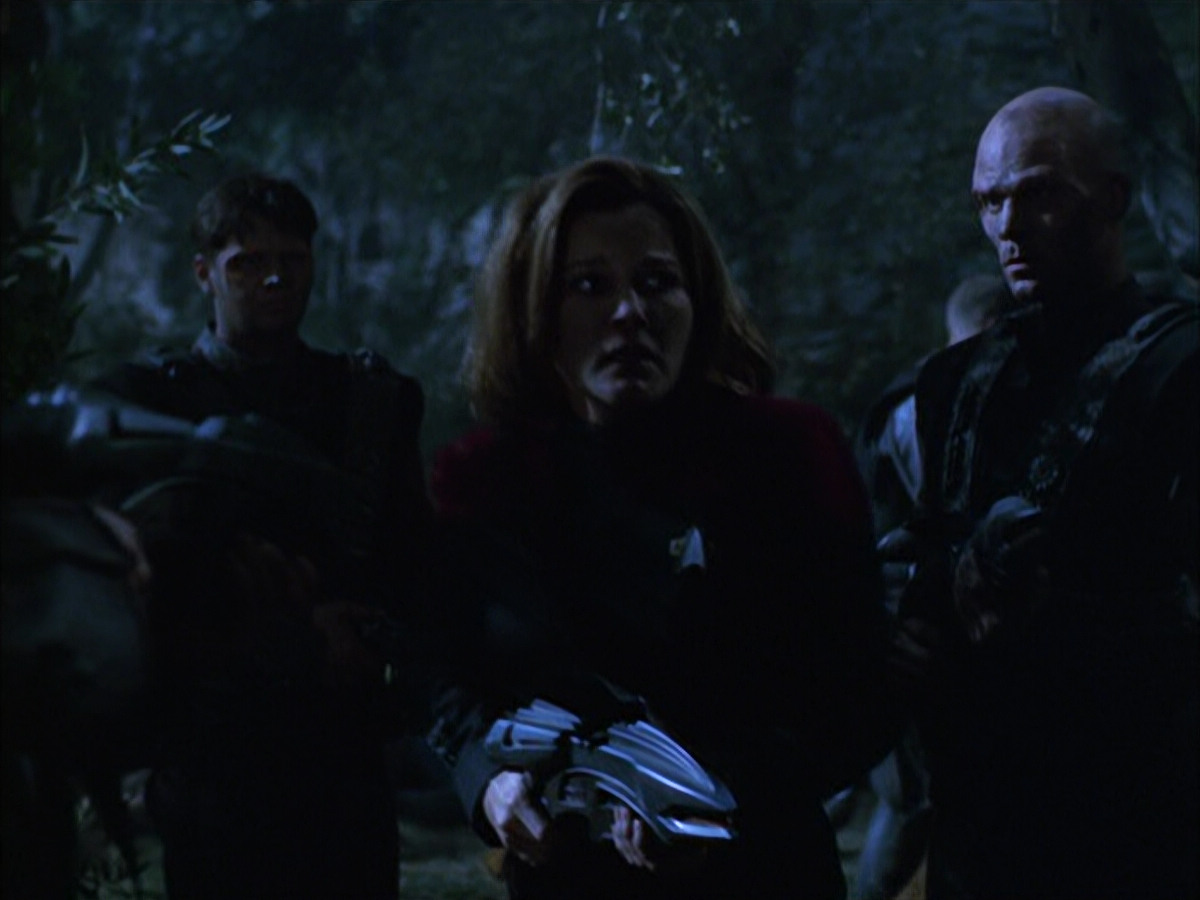 extant_StarTrek_VOY_6x14-Memorial_02297.jpg