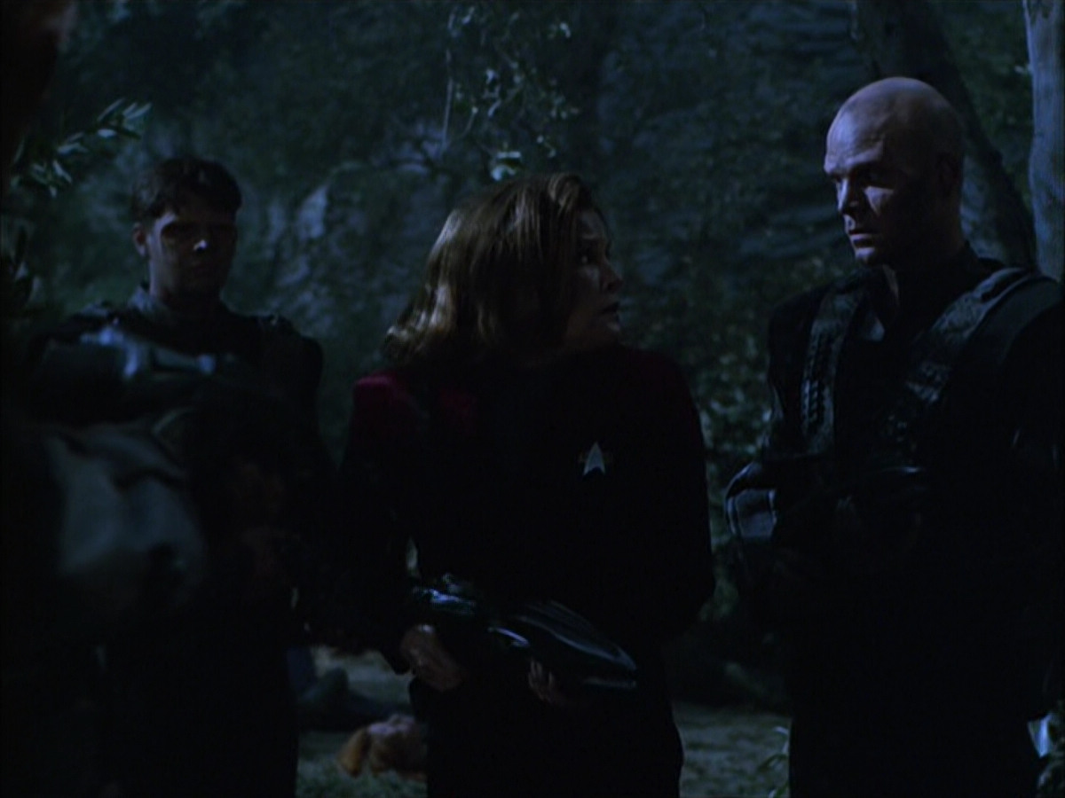 extant_StarTrek_VOY_6x14-Memorial_02299.jpg