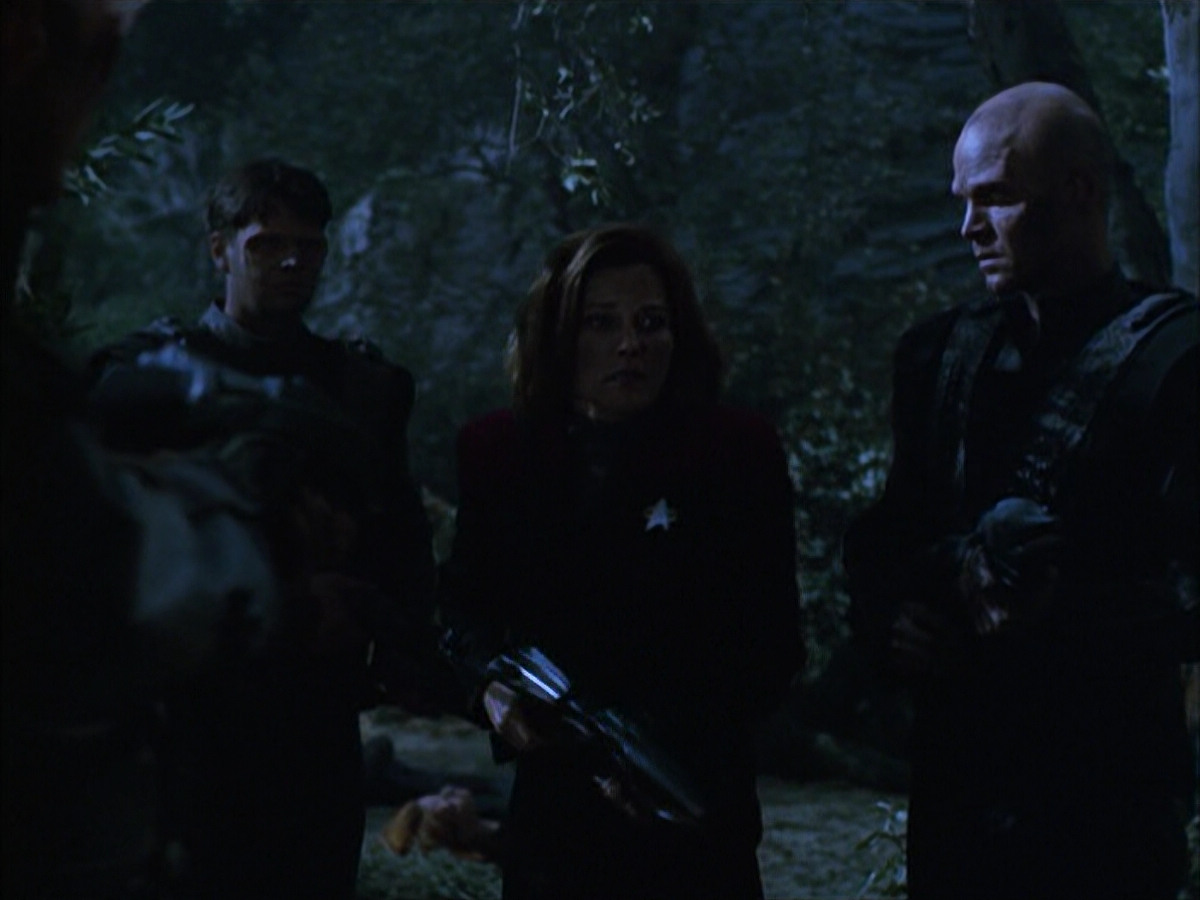 extant_StarTrek_VOY_6x14-Memorial_02301.jpg