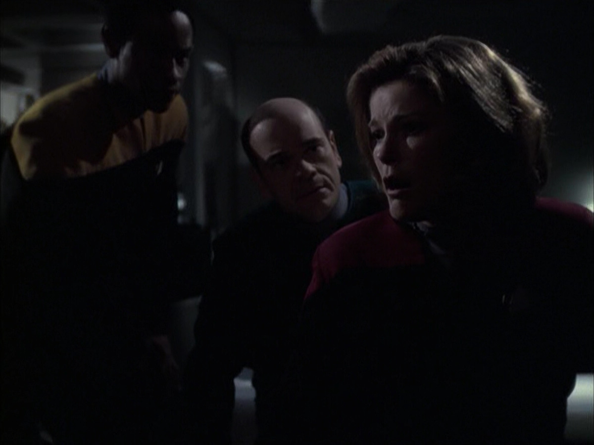 extant_StarTrek_VOY_6x14-Memorial_02314.jpg