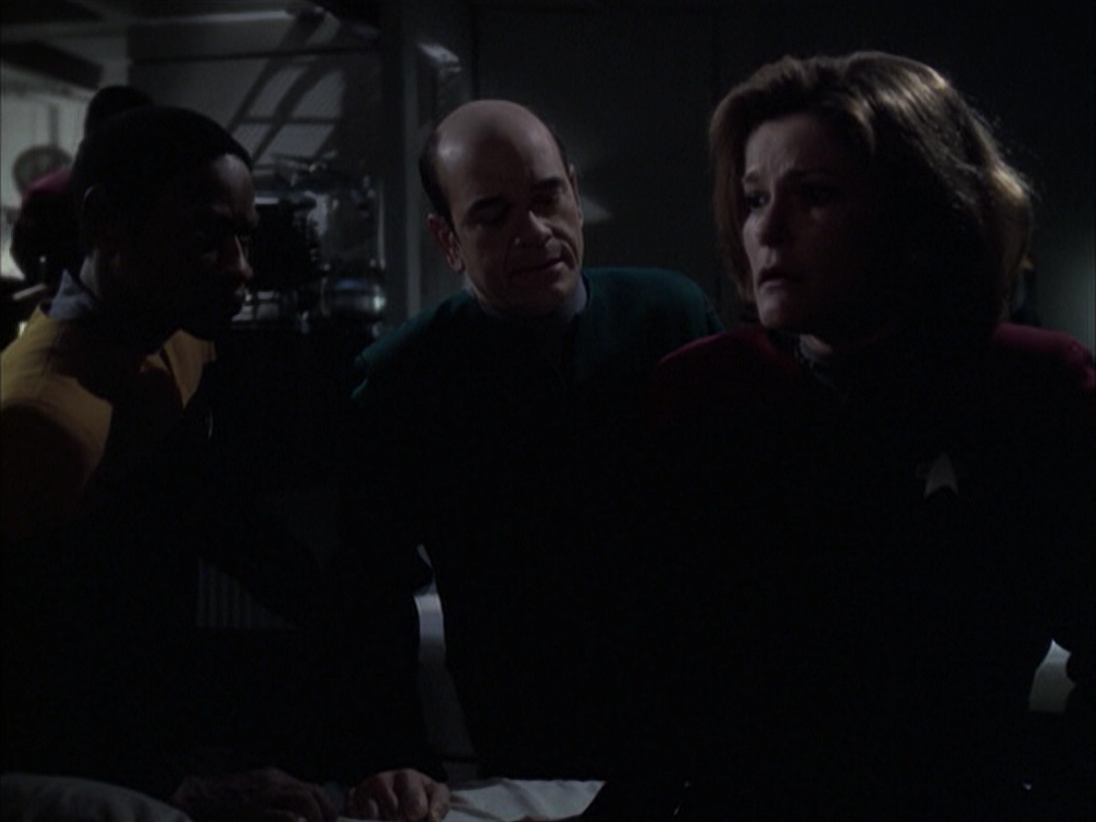 extant_StarTrek_VOY_6x14-Memorial_02335.jpg