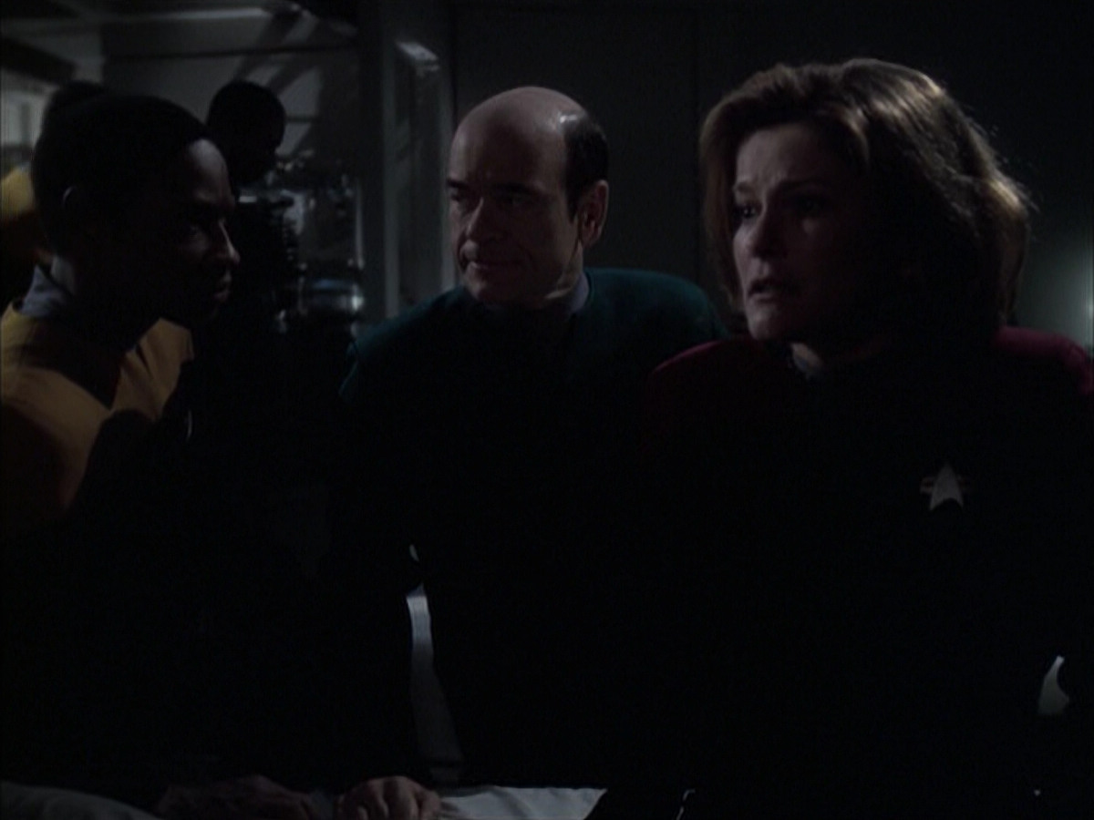 extant_StarTrek_VOY_6x14-Memorial_02337.jpg
