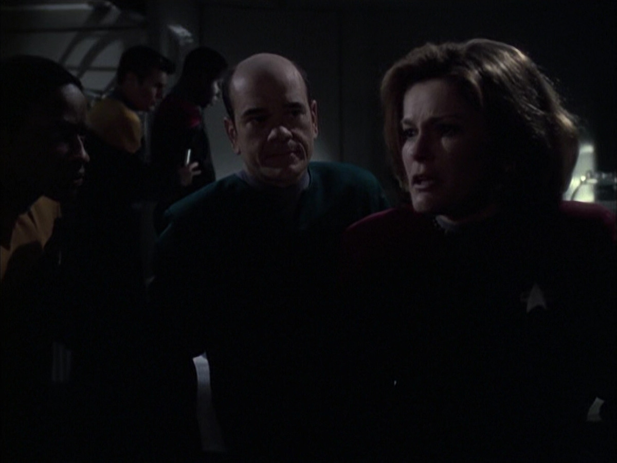 extant_StarTrek_VOY_6x14-Memorial_02341.jpg
