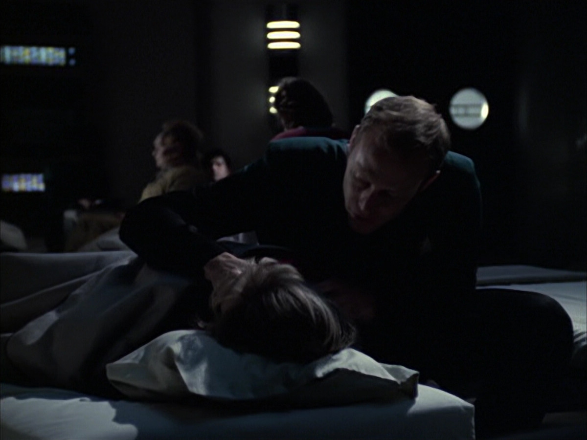 extant_StarTrek_VOY_6x14-Memorial_02361.jpg