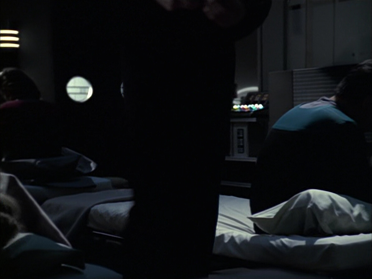 extant_StarTrek_VOY_6x14-Memorial_02365.jpg