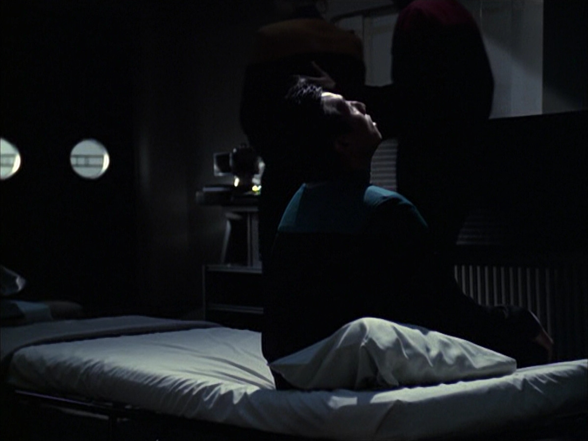 extant_StarTrek_VOY_6x14-Memorial_02368.jpg
