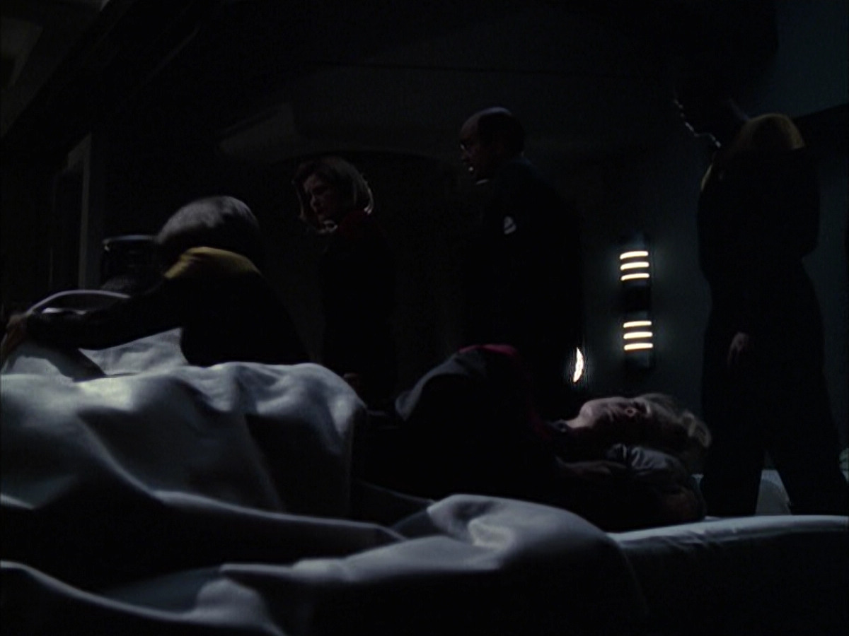 extant_StarTrek_VOY_6x14-Memorial_02388.jpg