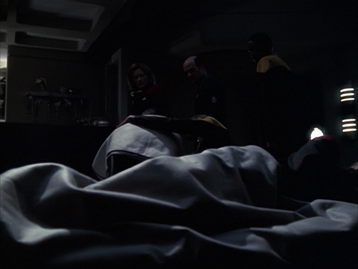 extant_StarTrek_VOY_6x14-Memorial_02391.jpg