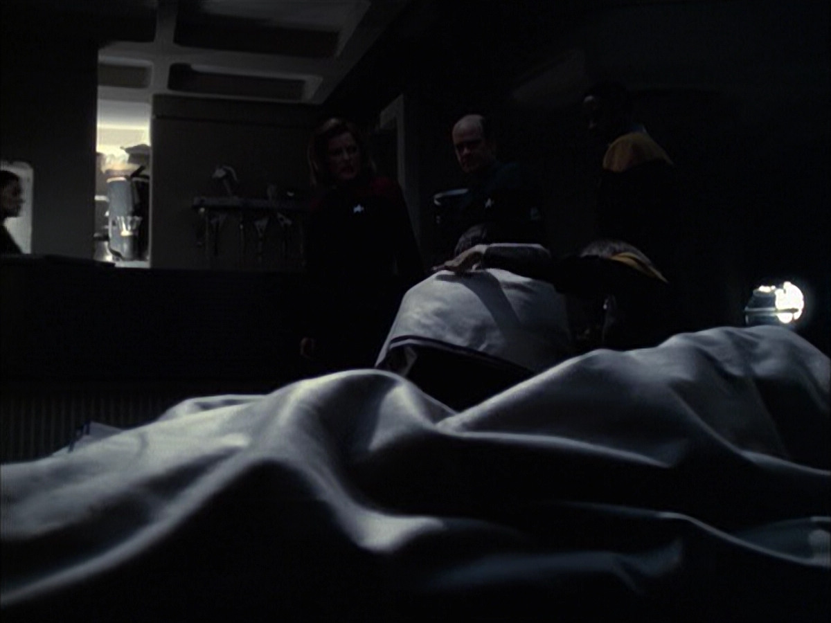 extant_StarTrek_VOY_6x14-Memorial_02393.jpg