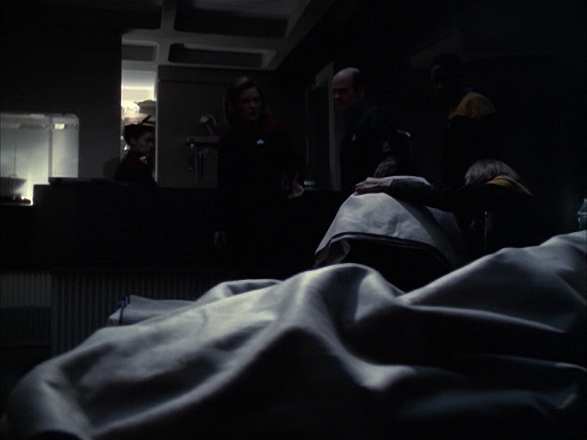 extant_StarTrek_VOY_6x14-Memorial_02394.jpg