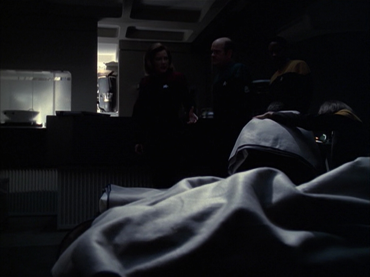extant_StarTrek_VOY_6x14-Memorial_02395.jpg