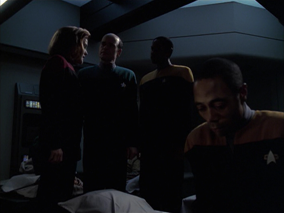 extant_StarTrek_VOY_6x14-Memorial_02418.jpg