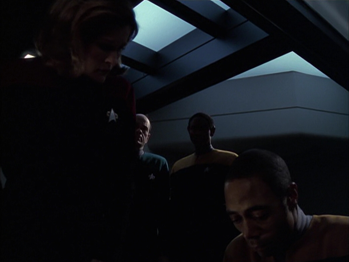 extant_StarTrek_VOY_6x14-Memorial_02470.jpg