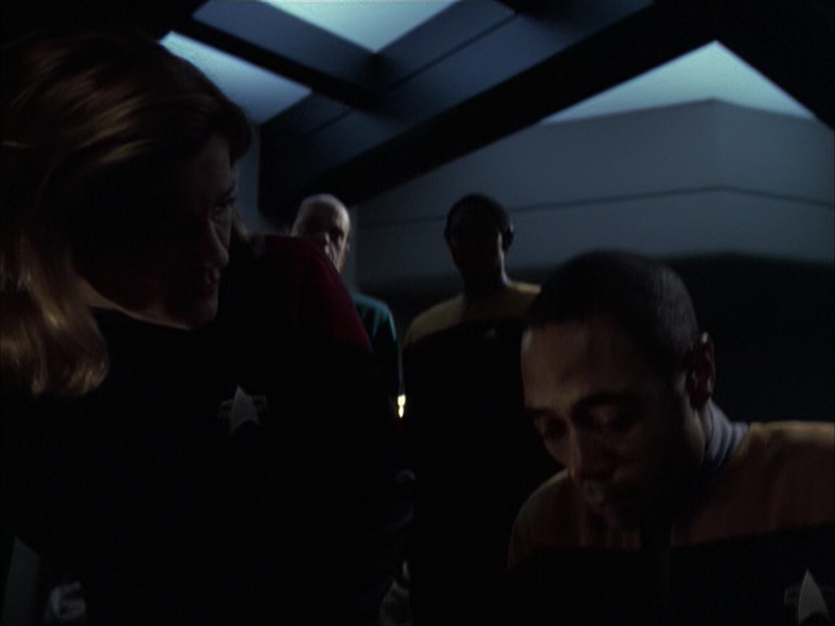extant_StarTrek_VOY_6x14-Memorial_02471.jpg