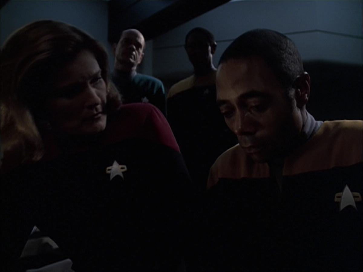 extant_StarTrek_VOY_6x14-Memorial_02472.jpg