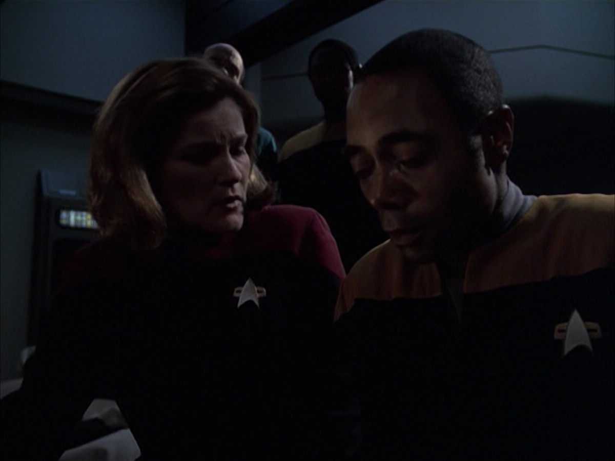 extant_StarTrek_VOY_6x14-Memorial_02473.jpg